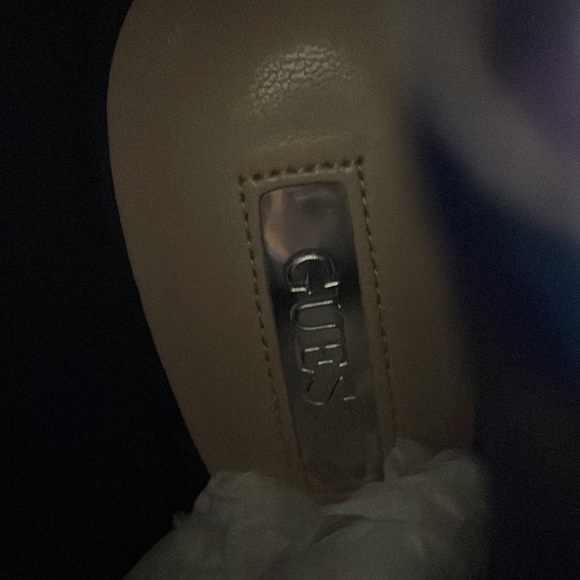 GUESS - Picture 11 of 12